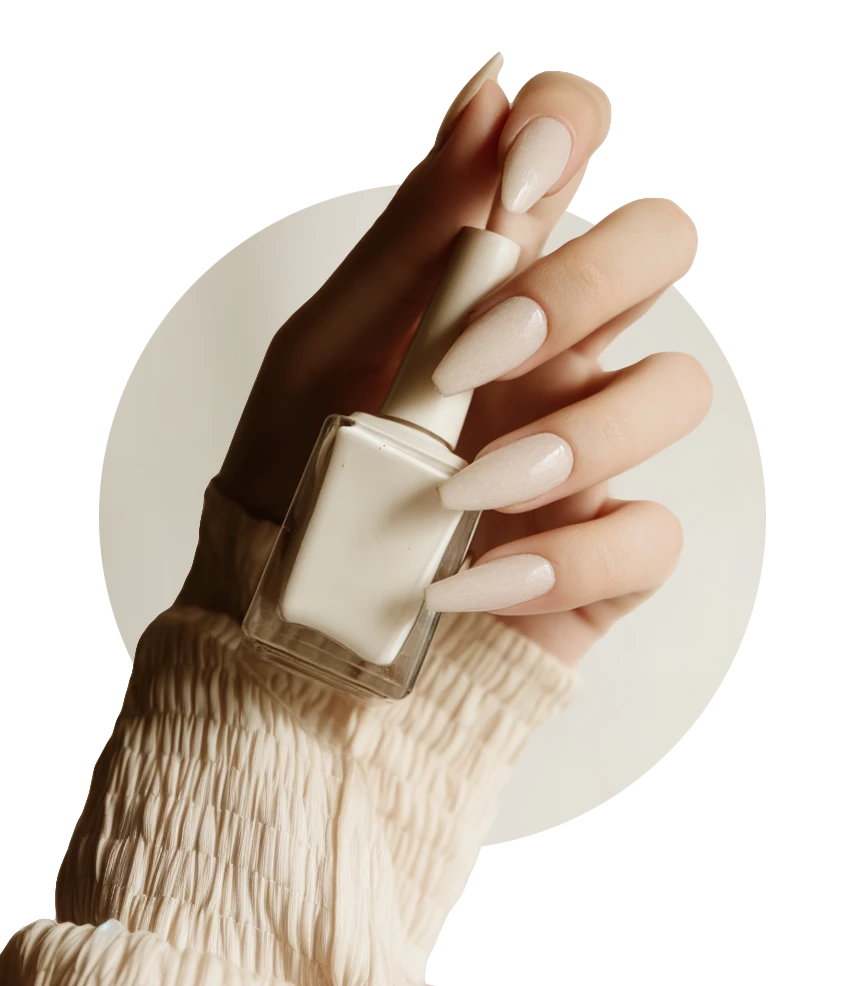 Nahaufnahme einer Hand mit langen, hell lackierten Acryl-Gel-Nägeln und Nagellackflasche – gepflegte Nagelästhetik im Belle Beauty Salon, 2620 Neunkirchen