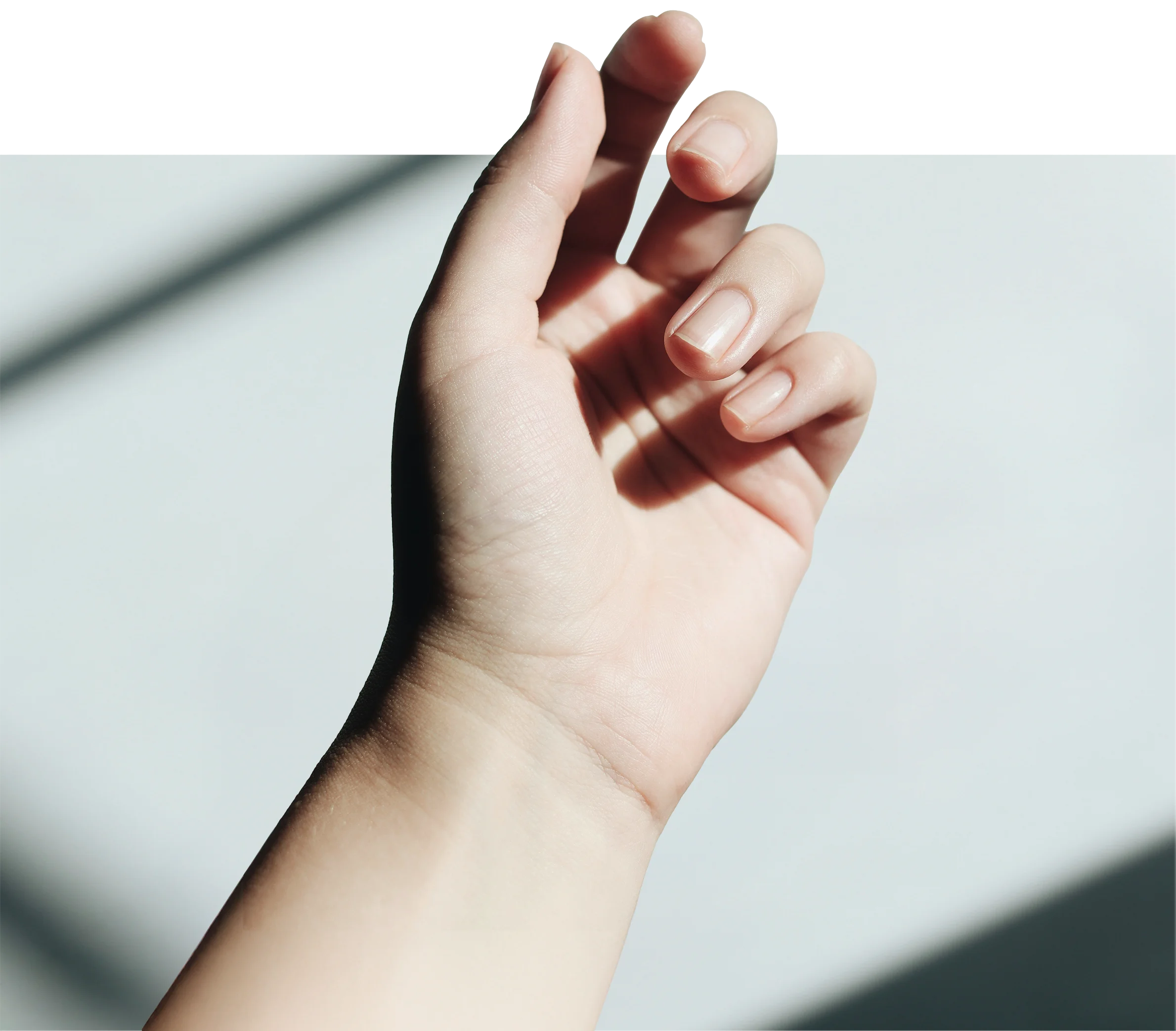 Natürliche Maniküre, Clean Girl ,Clean Manicure. Hand mit zarter Pose im Belle Beauty Salon, 2620 Neunkirchen.